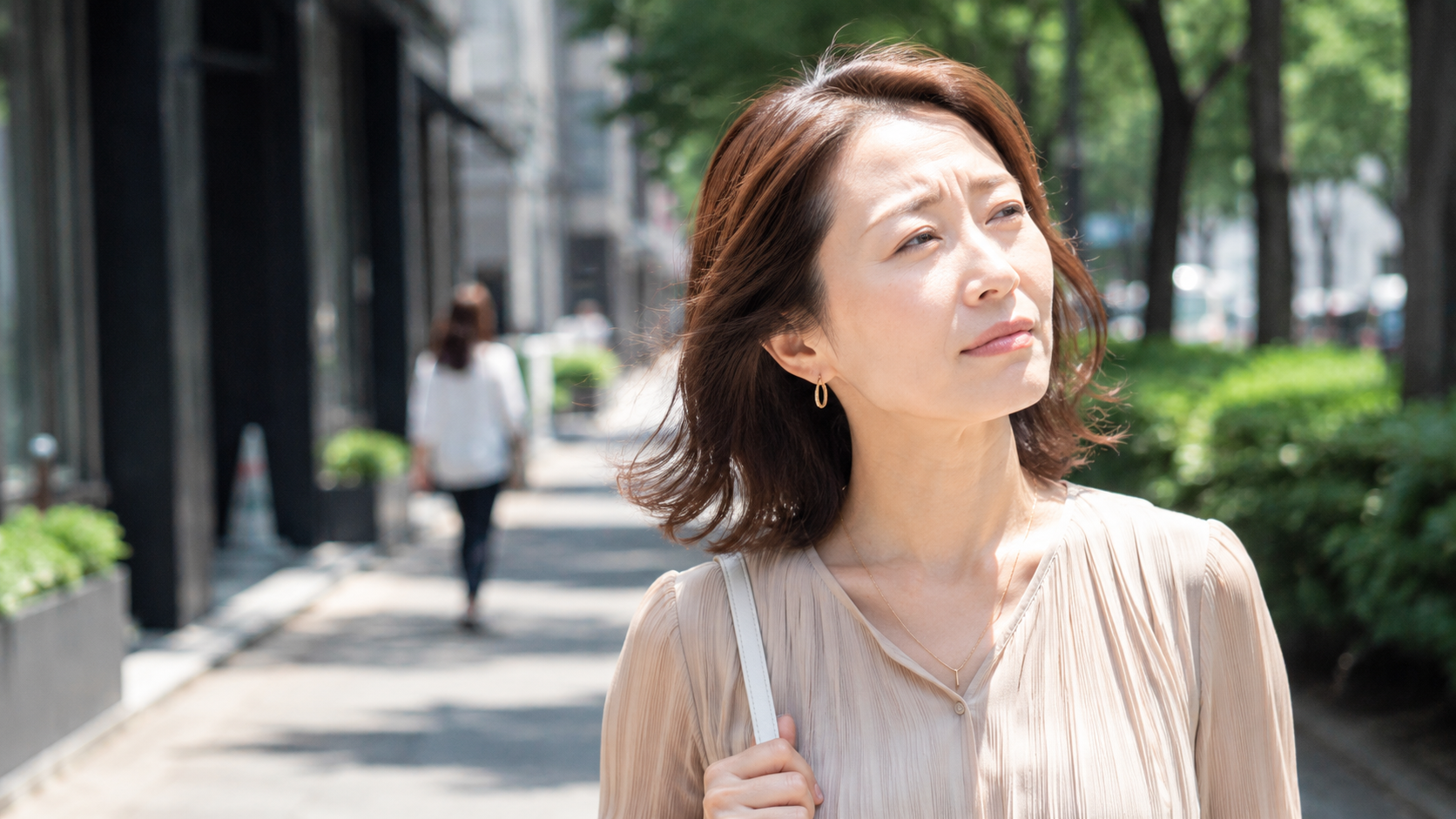 鏡を見て肌の変化を気にする40代の女性
